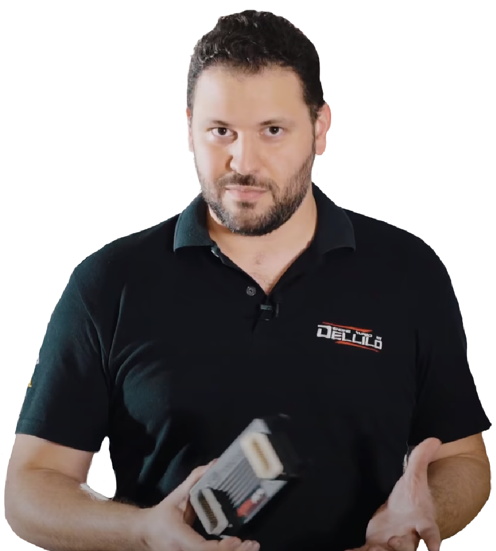 Rafael Dellilo, instrutor do Tune It Yourself, segurando uma ECU