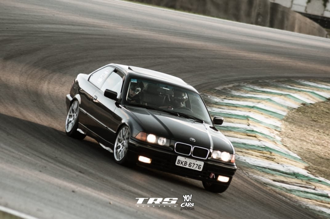 BMW E36 em ação na pista
